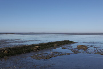 Betrachten Sie die Küstenlandschaft bei Cuxhaven an der Nordsee.
