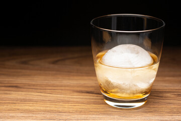 ウィスキーと丸い氷でロック