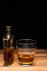 ウィスキーのボトルとグラス