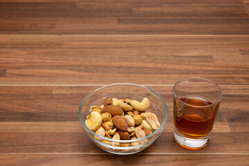 ウィスキーのショットグラスとおつまみ
