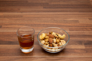 ウィスキーのショットグラスとおつまみ