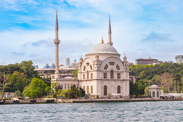 Obraz premium Exterior view of the historic Dolmabahçe mosque. 