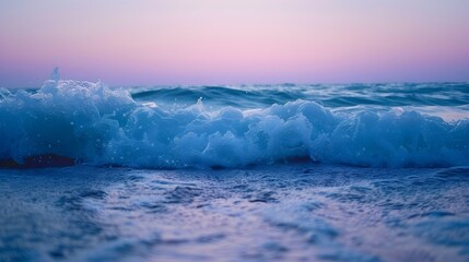 Obraz premium Gentle Ocean Waves at Twilight - Serene Coastal Transition and Tranquil Ambiance