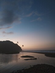 postal, costa frente al mar al anochecer