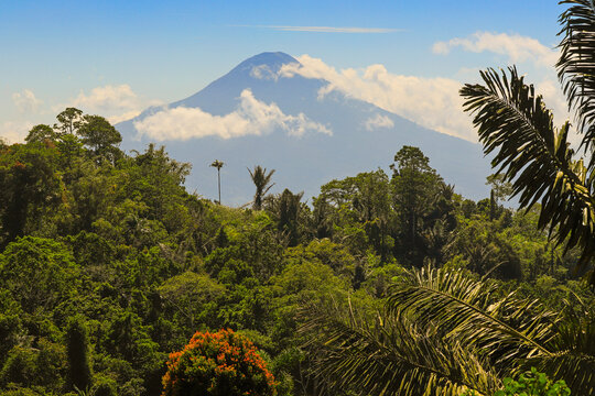 Mount Soputan, an active 1785m stratovolcano that can produce pyroclastic flows and ash clouds, SW of Tomohon, Gunung Soputan, Tomohon, North Sulawesi, Indonesia