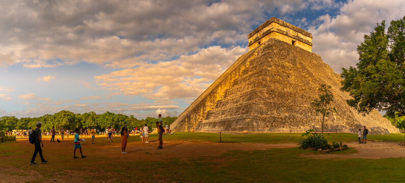View of El Castillo (The Pyramid of Kukulkan), Mayan Ruin, Chichen Itza, UNESCO World Heritage Site, Yucatan State, Yucatan Peninsula