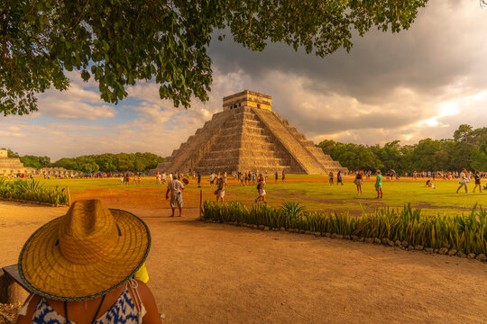 View of El Castillo (The Pyramid of Kukulkan), Mayan Ruin, Chichen Itza, UNESCO World Heritage Site, Yucatan State, Yucatan Peninsula