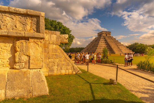 View of El Castillo (The Pyramid of Kukulkan), Mayan Ruin, Chichen Itza, UNESCO World Heritage Site, Yucatan State, Yucatan Peninsula