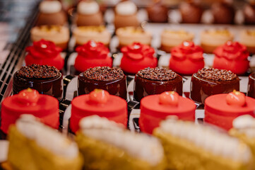 Słodycze trzymane za gablotą sklepową