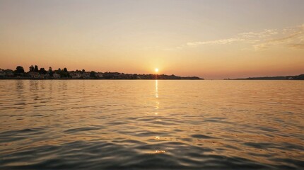 Naklejka premium Golden Sunset Over Calm Water