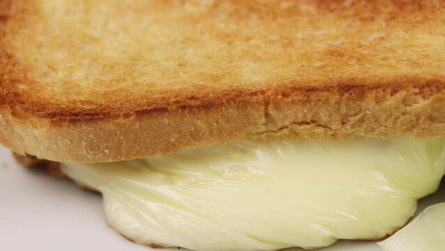 toast au fromage, en gros plan, dans une assiette