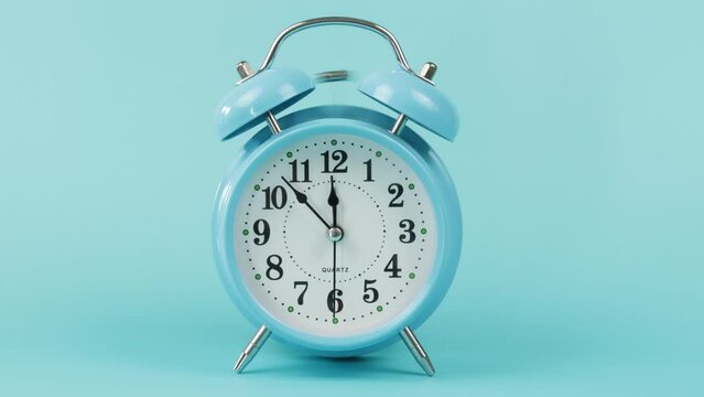 alarme d'un r&eacute;veil m&eacute;canique sur un fond bleu