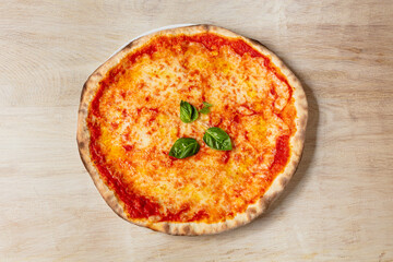 margherita, pizza, regina, formaggio, grattugiato, pancetta, pomodorini, romana, tipica, forno, legna, tavolo, vista, alto, prospettiva, tavolo, grezzo, venature, marrone, prospettiva, alto, pianta, i