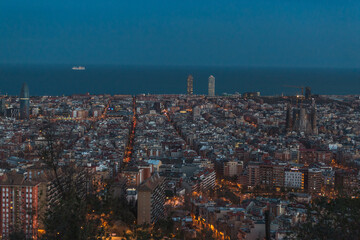 Obraz premium sunset in Barcelona against the backdrop of the city
