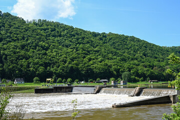 Blick auf das Stauwehr und die Schiffsschleuse bei Müden an der Mosel