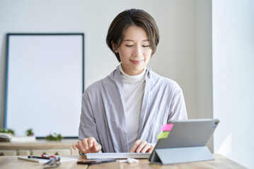 室内で仕事をする女性