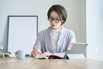 室内で仕事をする女性