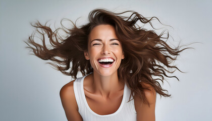 braunhaariges, model. frau, lachend, im, tanktop, Studioaufnahme, studio, neu, close up, weiß, clean, minimal, lachen, freudig, brünett, lockig, haare, locken, kampagne, werbung, reklame, schön, weiss