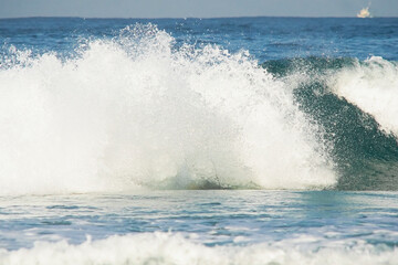 Fototapeta premium wave breaking on the beach