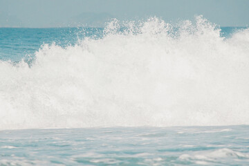 Fototapeta premium wave breaking on the beach