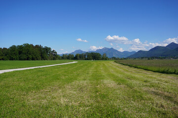 Die wunderschöne Umgebung beim Chiemsee mit Blick auf die Berge