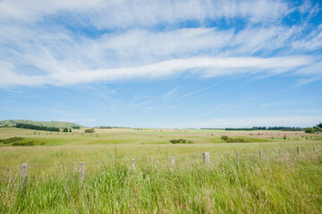 Obraz premium High cloud in over rural land with green fields