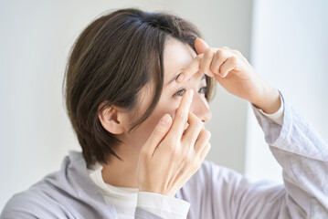 コンタクトレンズをする女性