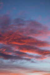 Naklejka premium sunset sky with cloud, red clouds on blue background