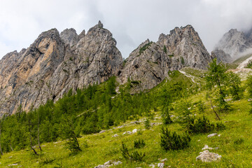Naklejka premium Dolomites beautiful mountain landscape on a sunny day. Hiking in the Alps in Italy, South Tirol mountain range of Alpi Dolomiti di Sesto near Cortina di Amprezzo and Tre Cime di Lavaredo alpine scene