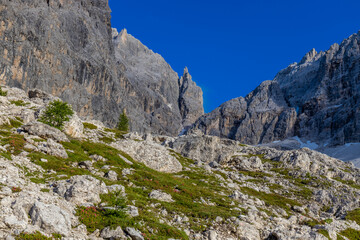 Fototapeta premium Dolomites beautiful mountain landscape on a sunny day. Hiking in the Alps in Italy, South Tirol mountain range of Alpi Dolomiti di Sesto near Cortina di Amprezzo and Tre Cime di Lavaredo alpine scene