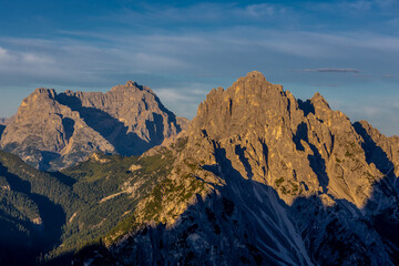 Fototapeta premium Dolomites beautiful mountain landscape on a sunny day. Hiking in the Alps in Italy, South Tirol mountain range of Alpi Dolomiti di Sesto near Cortina di Amprezzo and Tre Cime di Lavaredo alpine scene