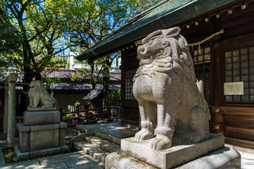 愛知県の名古屋のビル群の中にある小さな神社