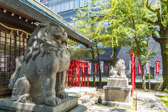 愛知県の名古屋のビル群の中にある小さな神社