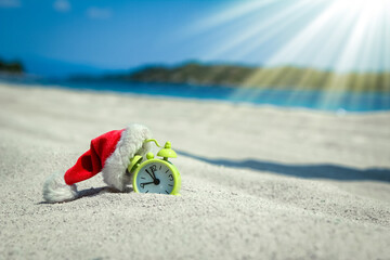 Obraz premium beautiful alarm clock in the sand for the new year by the sea background