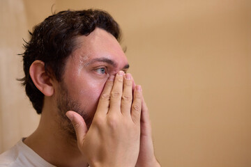 Obraz premium A coder is working late at night on a computer screen, coding and using a smartphone app