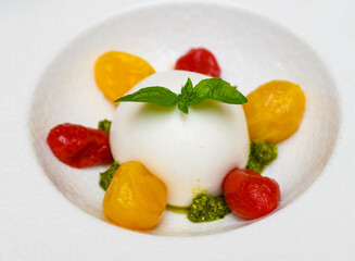 Ensalada caprese con burrata mozarella, tomates cherry y salsa pesto
