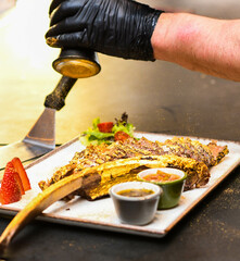 Tomahawk de ternera de primera calidad revestido de oro comestible