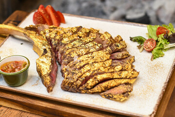 Tomahawk de ternera de primera calidad revestido de oro comestible