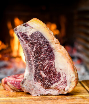 Cortes crudos de carne madurada de calidad suprema.