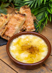 Queso provolone grill derretido ideal para comer como primer plato
