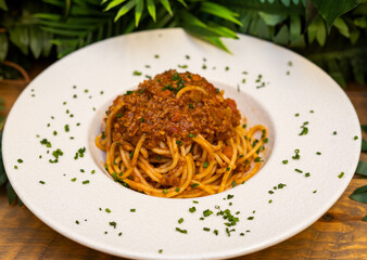 Un plato de espaguetis con salsa boloñesa ideal para un menú infantil
