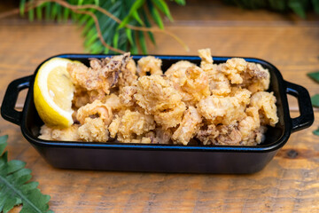 Ración típica española de calamares fritos
