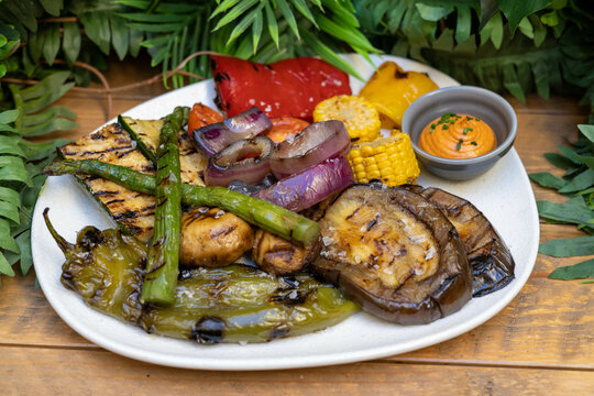 Diferentes verduras asadas en un restaurante mediterraneo