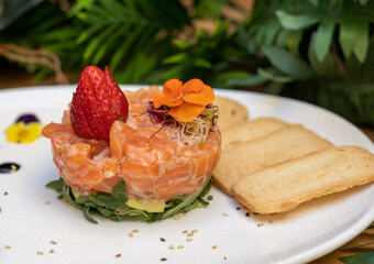 Excelente plato gourmet de tartar de salmón.

