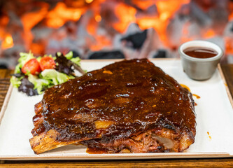 Costillas de cerdo a las brasas con salsa barbacoa