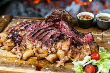 Excelentes cortes de ternera de primera calidad muy poco hechos, casi crudos.