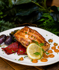 Filete de salmon con verduras, todo asado a la parrilla 