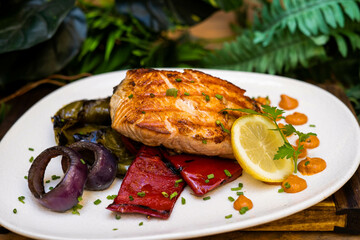 Filete de salmon con verduras, todo asado a la parrilla 