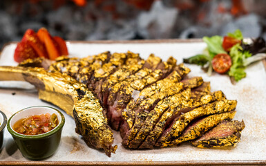 Tomahawk de ternera de primera calidad revestido de oro comestible