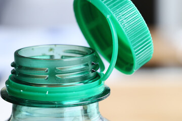 Plastikowa butelka z zakrętką na wodę mineralną. © FotoDax